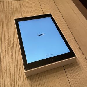 Apple iPad 32GB 6th Generation✨